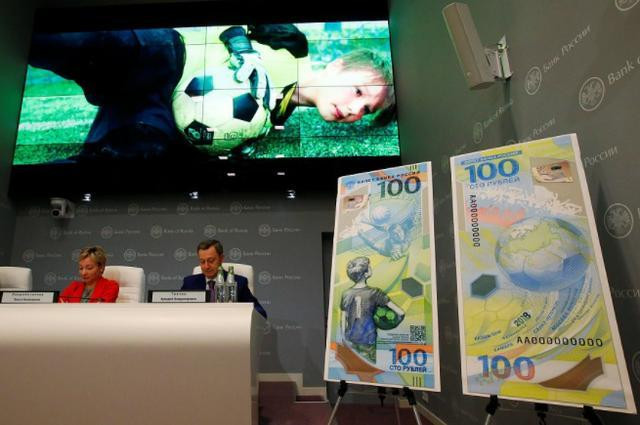 Ngân hàng Nga phát hành tổng cộng 20 triệu tờ “100 rúp" nhân dịp World Cup năm nay. Ảnh: Getty Image.