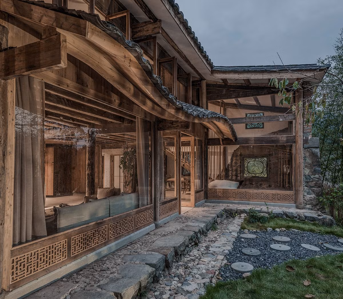 Sau đó, nó được cải tạo thành không gian sống mang đậm phong cách cổ điển và gần gũi thiên nhiên.