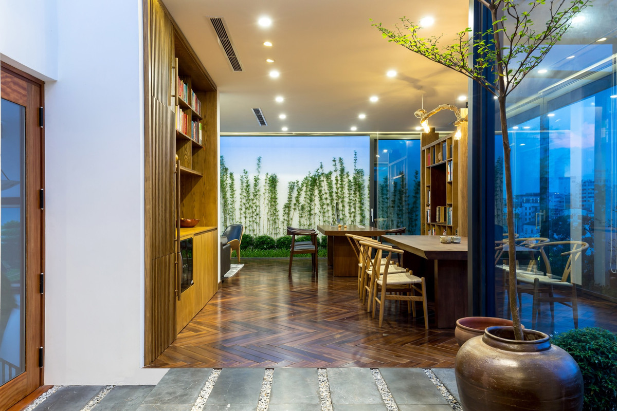 Nội thất gỗ mộc mạc kết hợp bình sành sứ dân dã.