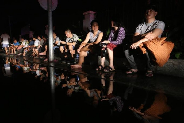 Nhiều người thoát khỏi đám cháy vẫn chưa hết bàng hoàng.