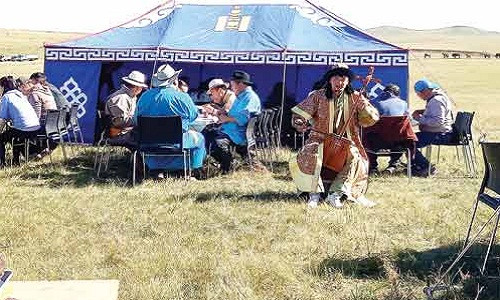 Tiếng hát bay lên giữa đại ngàn như đưa chúng tôi trở về miền ký ức của người Mông Cổ xưa. Ảnh: Lê Chiên