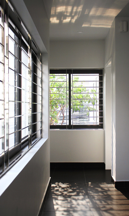 Cửa sổ kính lớn đem ánh nắng vào nhà nhiều nhất có thể.