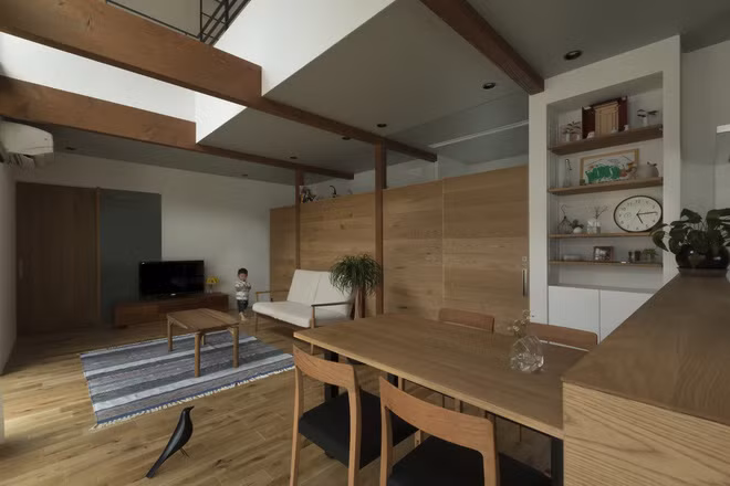 Tầng 1 bao gồm phòng khách, bếp ăn thiết kế liền nhau tạo sự thoáng đãng.