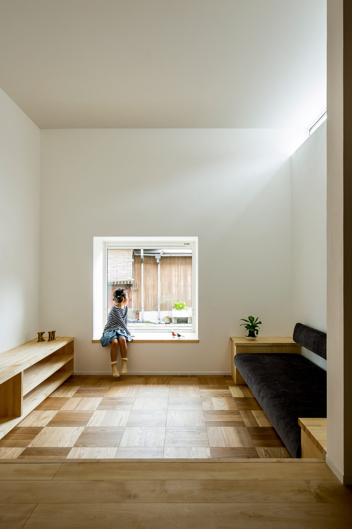 Các phòng trong ngôi nhà nhỏ đều có cửa sổ hướng ra bên ngoài.