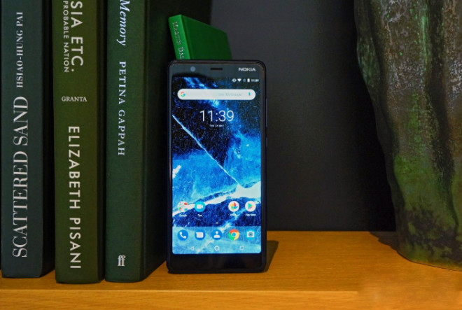 Ngoài ra Nokia 5.1 cũng có độ phân giải đạt FullHD+, cùng mật độ điểm ảnh 443ppi. Trong khi bộ cảm biến vân tay được di chuyển từ phía trước sang phía sau lưng điện thoại. Còn các nút điều khiển khác không có sự thay đổi về mặt sắp xếp so với Nokia 5.