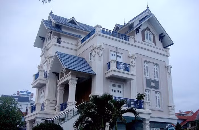 Nhà 4 tầng phong cách cổ điển châu Âu sở hữu tỷ lệ hình khối hài hòa, đảm bảo công năng sử dụng. Ảnh: Nhadepktv.