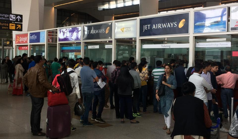 Điều này khiến hành khách không phải bận tâm người đến sau mà được vào trước. Và ngay sau đó là dãy cửa hàng miễn thuế chờ đợi.