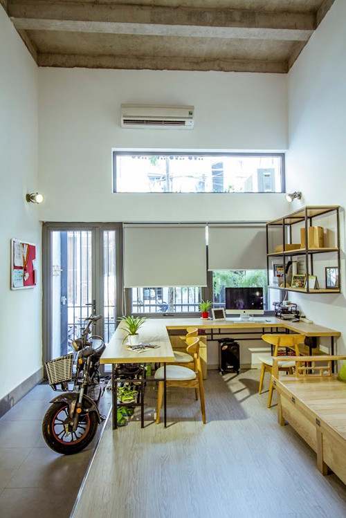 Tầng trệt là không gian phòng làm việc và bếp ăn.