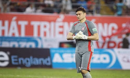 Mới đây, Lâm Tây vừa chia sẻ clip vừa đàn, vừa cover bản hit “Giả vờ thương anh được không” thu hút hàng nghìn lượt thích và chia sẻ. Giọng hát ấm áp, ngọt ngào, hơi lớ lớ của thủ thành lai Tây khiến fan ngỡ ngàng. Thì ra anh chàng không chỉ đẹp trai, bắt bóng giỏi mà còn hát hay đến thế.