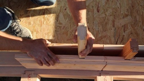 Sau khi tạo khung cơ bản, người thợ tiến hành lắp ghép các viên gạch giống hệt như trò chơi xếp hình Lego. Ảnh: Tinyhousetalk.