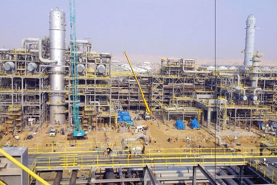 Dự án Lọc hóa dầu Nghi Sơn có quy mô lớn nhất Việt Nam với 4 đầu tư: Tập đoàn Dầu khí Quốc gia Việt Nam; Công ty Dầu khí Quốc tế Kuwait KPI; Công ty Idemitsu Kosan và Công ty Hoá chất Mitsui của Nhật Bản. Ảnh: Lao động.