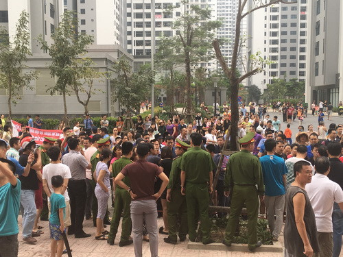 Công an và các lực lượng chắc năng có mặt tại hiện trường nhằm ngăn chặn hai bên ẩu đả