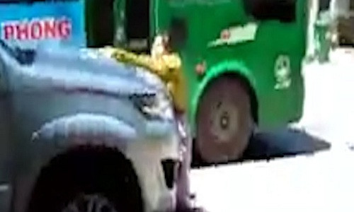Hình ảnh trích từ clip người vợ đu trên ô-tô.