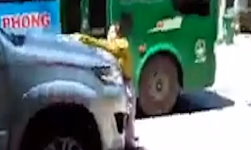 Hình ảnh trích từ clip người vợ đu trên ô-tô.