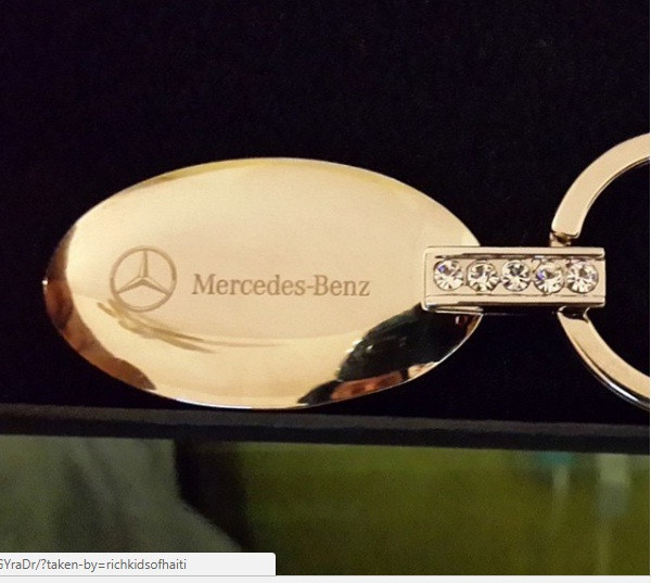 Các tiểu thư thường xuyên du hí cùng bạn bè trên những chiếc xe hơi đắt đỏ.