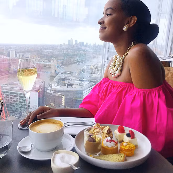 Lucy tận hưởng cuộc sống giàu có của mình bằng những chuyến du lịch khắp nơi, dùng đồ hàng hiệu đắt tiền hơn so với phần đông người ở đất nước Uganda.