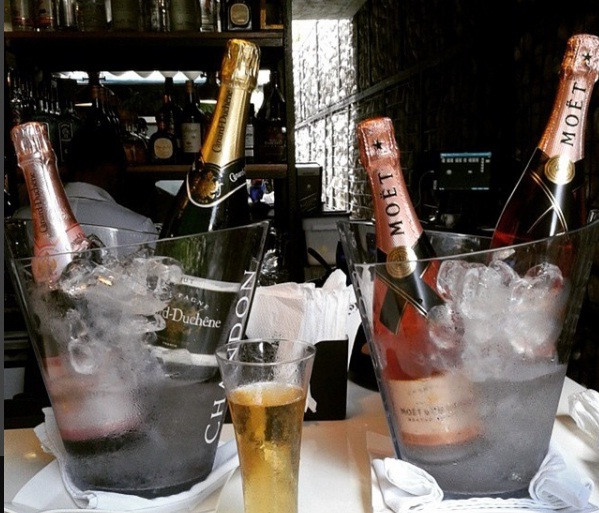 Những bữa tiệc xa hoa thường xuyên xuất hiện trên trang Instagram cá nhân.