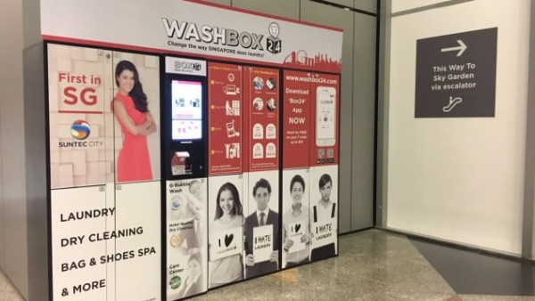 Máy giặt tự động xuất hiện tại Singapore từ tháng 8/2016. Khách hàng chỉ cần bỏ quần áo vào trong máy, sau khi thanh toán online sẽ nhận được một mã pin để nhận lại quần áo. Ảnh: CNN.