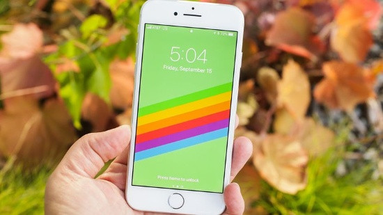 Apple iPhone 8: Đứng thứ 2 trong danh sách smartphone bán chạy nhất tiếp tục là smartphone của Apple và đó là iPhone 8. Đây cũng là thiết bị có giá thấp nhất trong bộ ba thiết bị mới cùng với iPhone X và iPhone 8 Plus. iPhone 8 cũng đứng ở vị trí thứ 2 trong danh sách smartphone có lợi nhuận cao nhất thế giới.