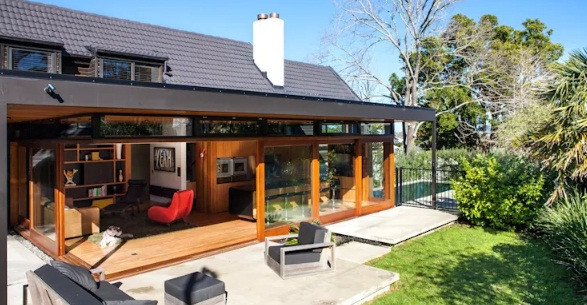 Khoảng hiên với sàn đổ bê tông, giúp ngôi nhà có sự liên kết chặt chẽ với không gian sân vườn xanh mát ở bên ngoài.