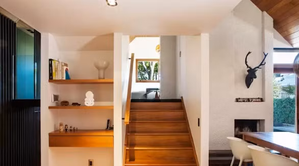 Tầng lửng được kết nối bởi một cầu thang gỗ.