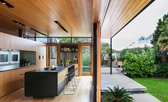 Nhà bếp gây ấn tượng với nguồn sáng tự nhiên, không gian rộng thoáng đãng.