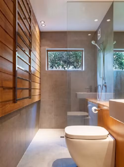 Việc sử dụng gỗ trang trí phòng tắm tạo được hiệu ứng thẩm mỹ tốt cho ngôi nhà gỗ 2 tầng.