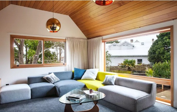 Không gian sinh hoạt chung thiết kế theo phong cách trẻ trung và hiện đại, với bộ sofa sắc màu làm điểm nhấn.