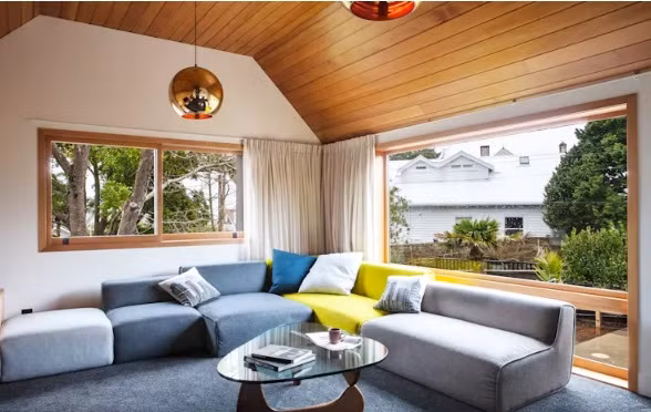 Không gian sinh hoạt chung thiết kế theo phong cách trẻ trung và hiện đại, với bộ sofa sắc màu làm điểm nhấn.