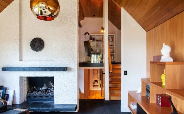 Không gian tầng lửng kết hợp tường ốp gỗ với sơn màu trắng.