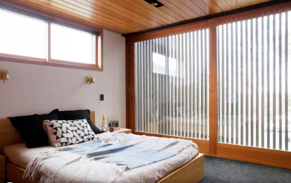 Ánh sáng tự nhiên được cung cấp đầy đủ thông qua ô cửa kính lớn cũng là điểm nhấn của ngôi nhà 2 tầng. Nguồn ảnh: ATCHESON ARCHITECTS.