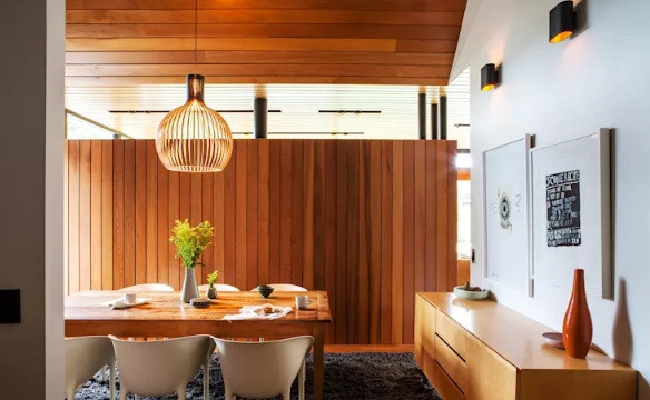 Kệ tủ gỗ vừa để trang trí, vừa là vách ngăn tiện lợi cho không gian phòng khách.