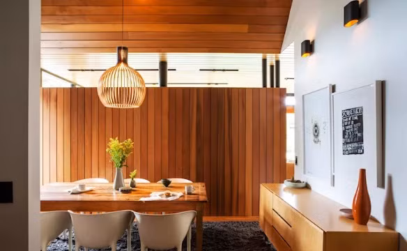 Kệ tủ gỗ vừa để trang trí, vừa là vách ngăn tiện lợi cho không gian phòng khách.