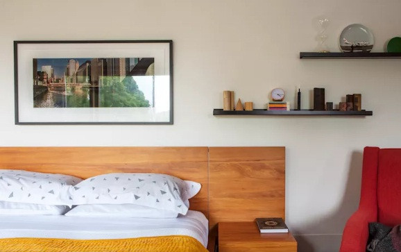 Phòng ngủ sử dụng nội thất đơn giản, nhẹ nhàng và ấm cúng.