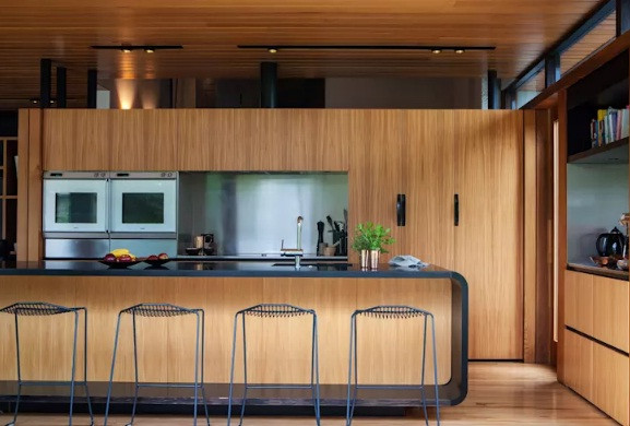 Nội thất gỗ kết hợp ăn ý cùng hệ khung thép.