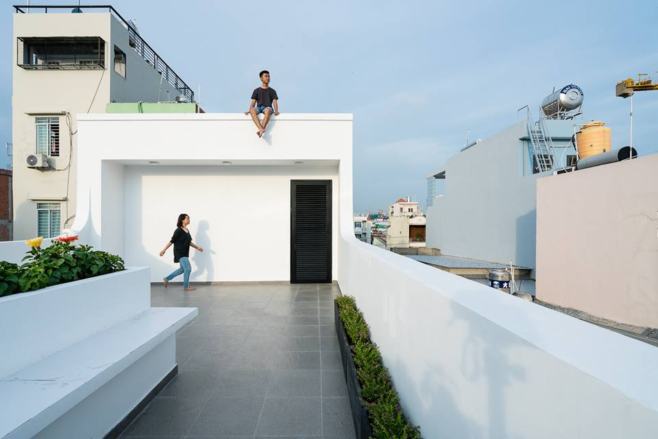 Sân thượng là nơi trồng cây cảnh và vui chơi của cả gia đình. Nguồn ảnh: Sawadeesign.