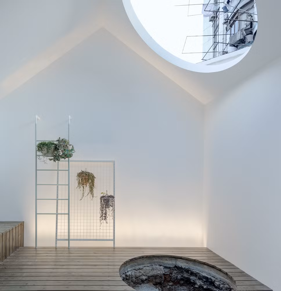 Khoảng sân ban đầu bị tách biệt đã có một khoảng kết nối với khối nhà, có mái che, khoảng hở cho cây xanh.