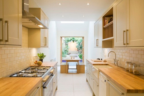 Nhờ cửa sổ trần mà phòng bếp luôn sáng sủa, thoáng đãng.