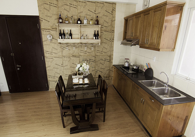 Phòng bếp sử dụng toàn bộ nội thất gỗ.