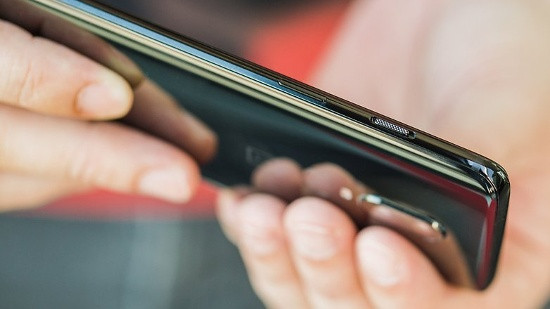 Đối với camera, OnePlus 6 sở hữu cụm camera kép với ống kính chính có độ phân giải 16 megapixel, khẩu độ f/1.7, kích thước cảm biến 1.22um, chống rung quang học OIS. Trong khi camera thứ hai sử dụng ống kính tele có độ phân giải 20 megapixel, hỗ trợ chức năng chụp ảnh xóa phông.