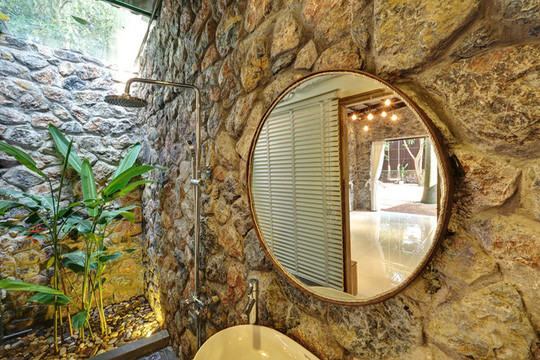 Phòng tắm có thiết kế giếng trời lấy sáng tối đa.