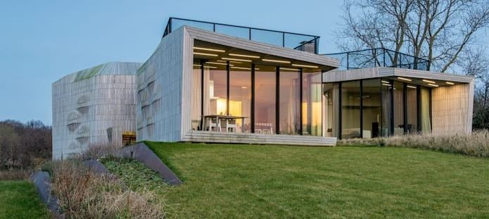 Mái dốc ở trên mái bằng là kiểu nhà bê tông với lối thiết kế đơn giản dễ ứng dụng. Ảnh: Homify.