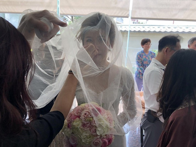 Con gái ông Hou năm nay 32 tuổi, đang làm việc trong ngành tài chính. Cô và chồng quyết định đi đến hôn nhân sau gần một năm tìm hiểu.