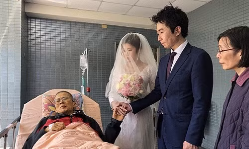 Để cha yên lòng, con gái ông Hou quyết định cùng chồng thực hiện nghi lễ cưới tại bệnh viện nơi ông đang điều trị.