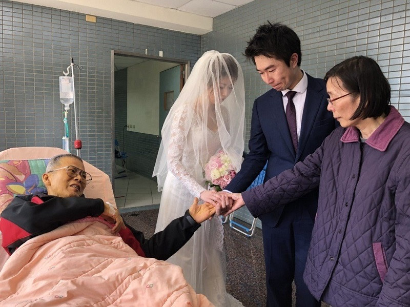 Ông chia sẻ: "Là người làm cha mẹ, mong muốn lớn nhất là được nhìn thấy con cái mình dựng vợ, gả chồng. Hôm nay ước muốn này của tôi được toại nguyện, có chết cũng không hối tiếc".