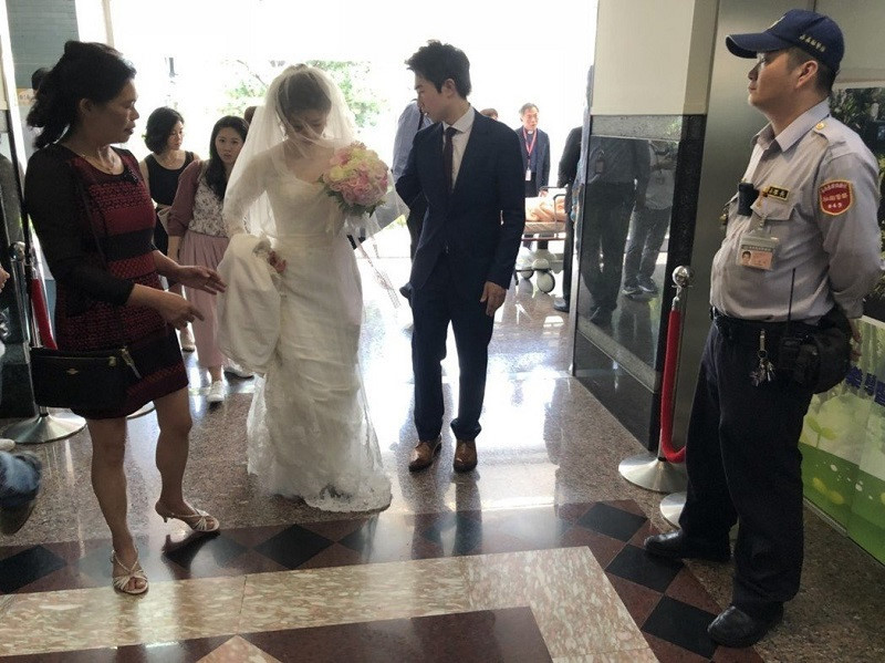 Theo Next Shark, đám cưới này được tổ chức nhằm hoàn thành tâm nguyện của một người đàn ông 64 tuổi điều trị tại đây. Đó là ông Hou Qixiong (sống tại Chiayi, Đài Loan) đang ở giai đoạn cuối của căn bệnh ung thư kết trực tràng.