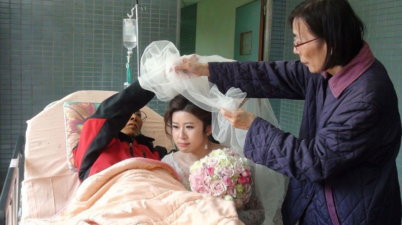 Bằng chút sức lực yếu ớt còn lại, người cha cuối cùng có thể tự tay đội chiếc khăn trùm đầu cho con gái cùng lời căn dặn: "Hai con phải sống thật hạnh phúc".