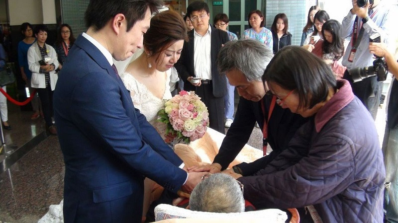 Chứng kiến cảnh tượng xúc động của gia đình ông Hou, các y bác sĩ và bệnh nhân tại bệnh viện không khỏi xúc động. Mọi người cùng nhau hát bài Let the dream fly (Hãy để giấc mơ cất cánh) để chúc phúc cho đôi trẻ.