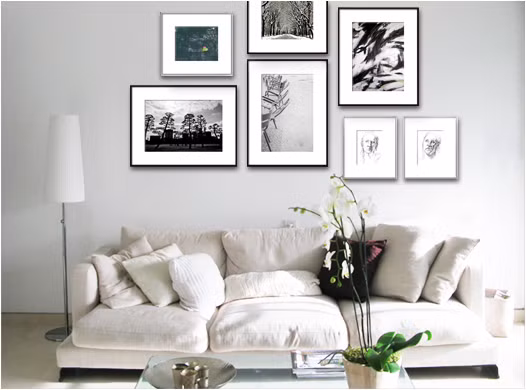 Bạn có thể giảm đáng kể thất thoát năng lượng bằng cách treo tranh ảnh trên tường. Ảnh: Artfully Walls.