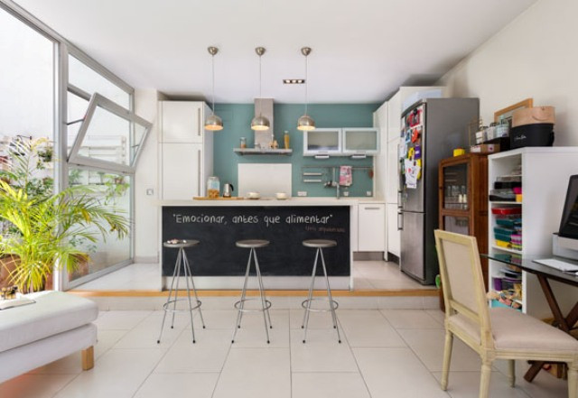 Cửa kính lớn giúp căn phòng luôn ngập tràn ánh sáng.